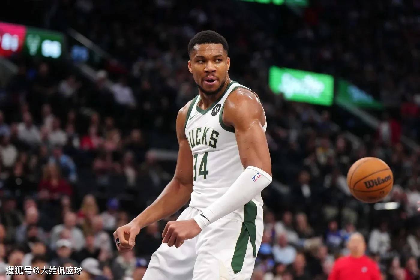 字母哥惊艳全场，欧文助攻爆棚，冲击季后赛逆转取胜！-中国体育